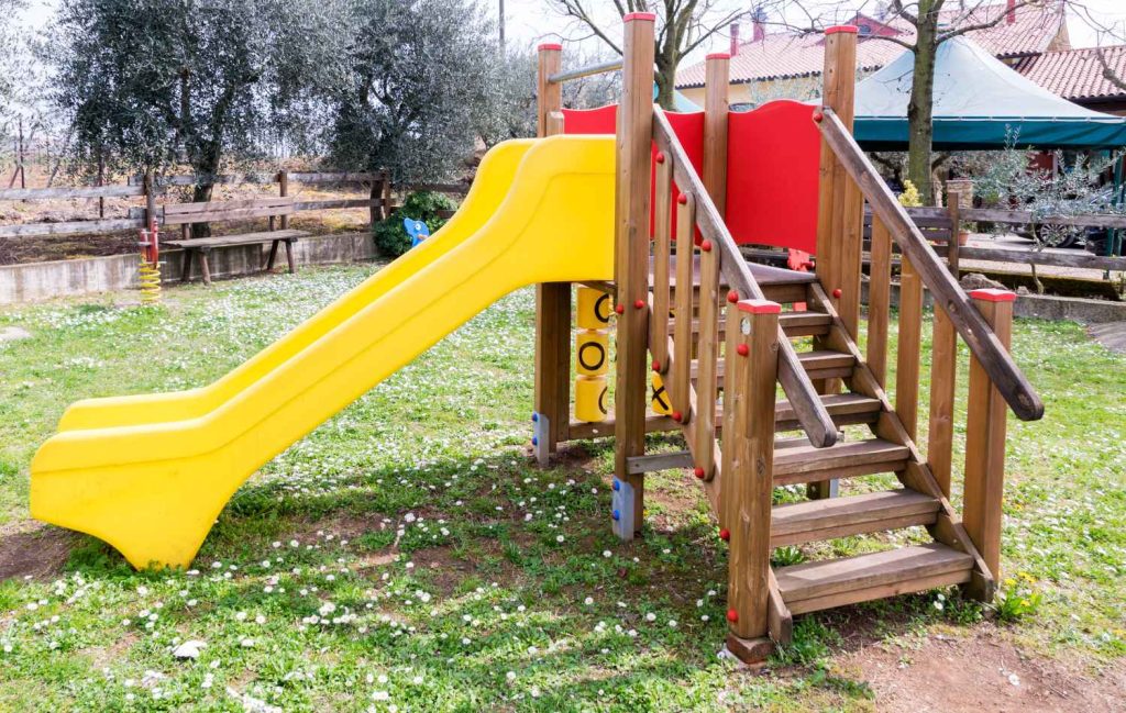 מתקני חצר לילדים